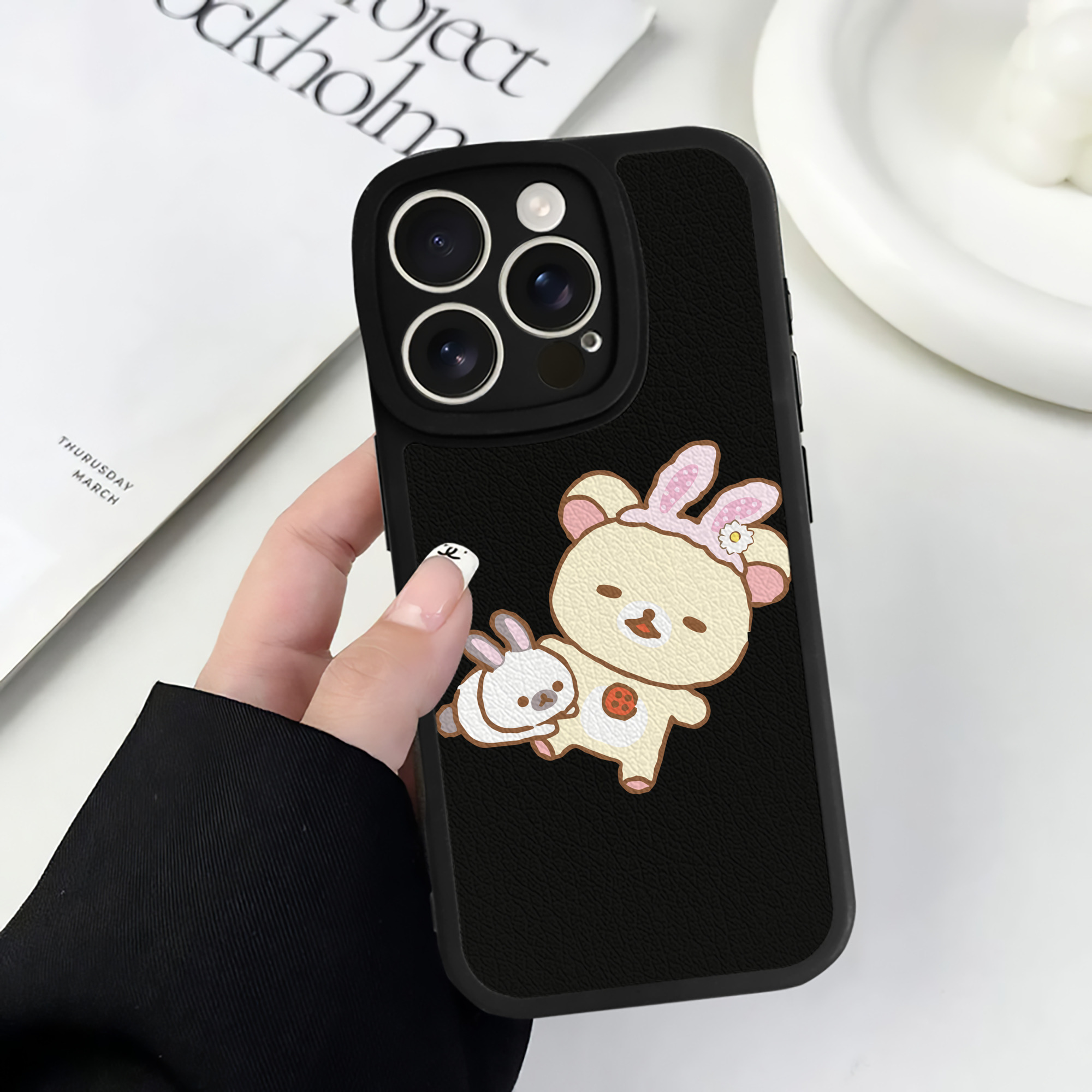 （画像用） リラックマ リラックマ キイロイトリ Rilakkuma Korilakkuma Kiiroitori 【iPhone 16シリーズ対応】シリコンスマホケース（レザー調） 材質：シリコン